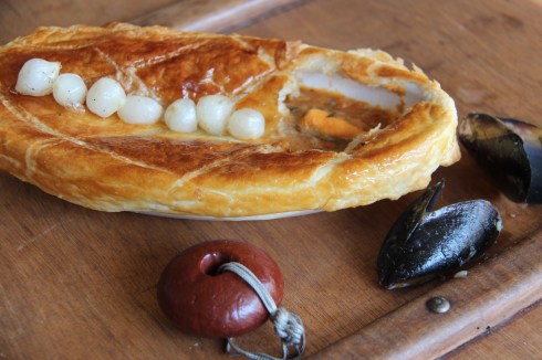 cassolette de moules en croûte, caviar de tomate confite et petits oignons glacés