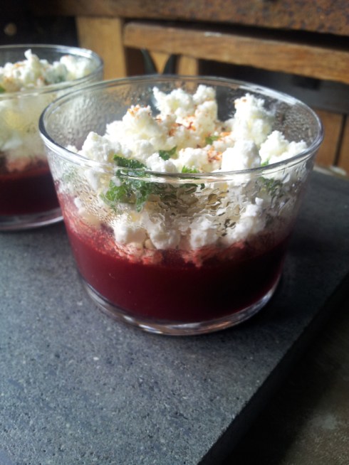 verrine emietté Feta à la menthe, gelée de betterave