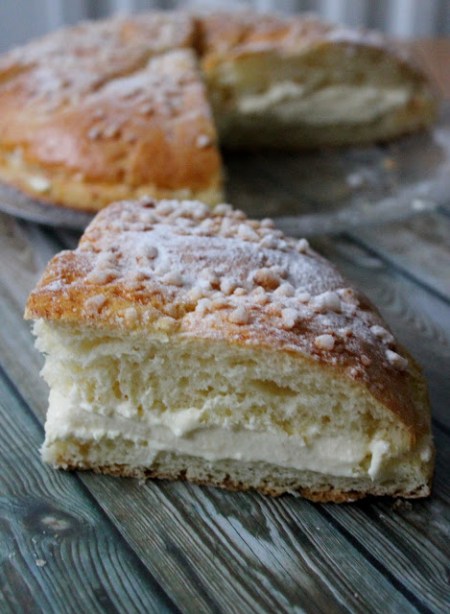 tarte-tropezienne-pipelette-en-cuisine-regalades-en-cascade